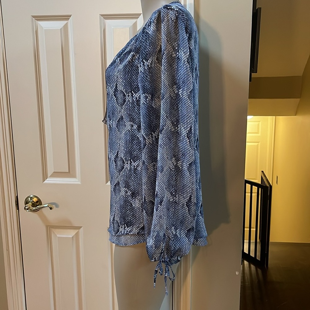 White House Black Market Blue reptile/metallic thread print Blouse, size 12 - Picture 6 of 11